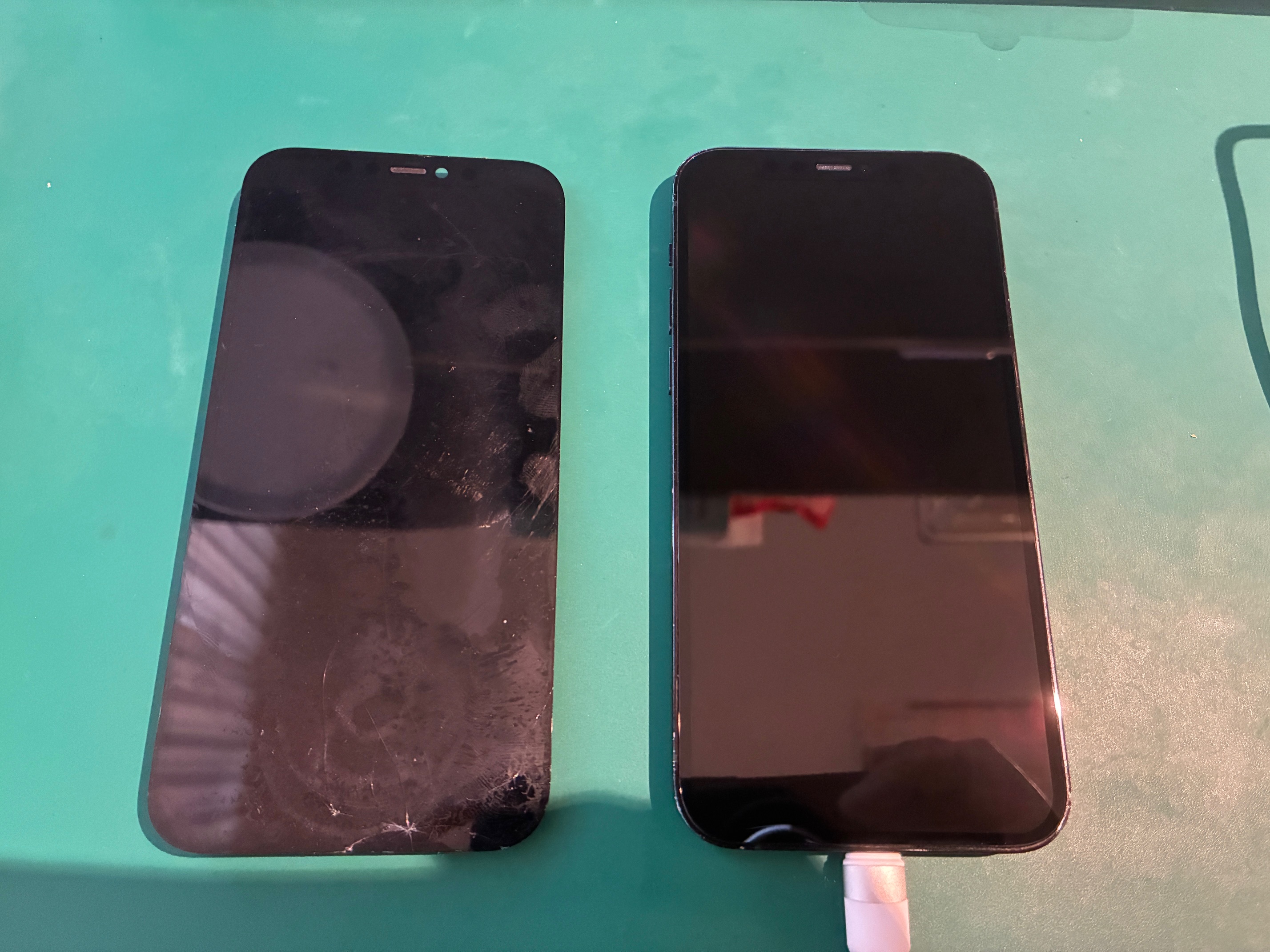 神戸市からお越しのお客様よりiPhone12Proの画面交換をご依頼いただきました！